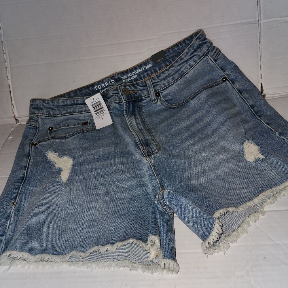 TORRID Light Wash High Rise Relaxed Denim Shorts Size 12 Frayed Hem NWT